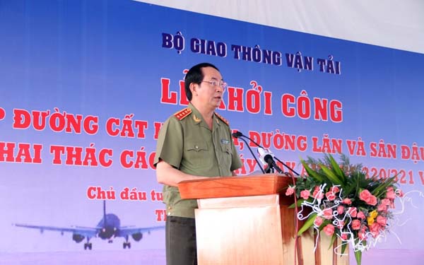 ท่านเหงียนซวนฟุ๊ก รองนายกรัฐมนตรีเข้าร่วมพิธียกระดับสนามบินเปลกู